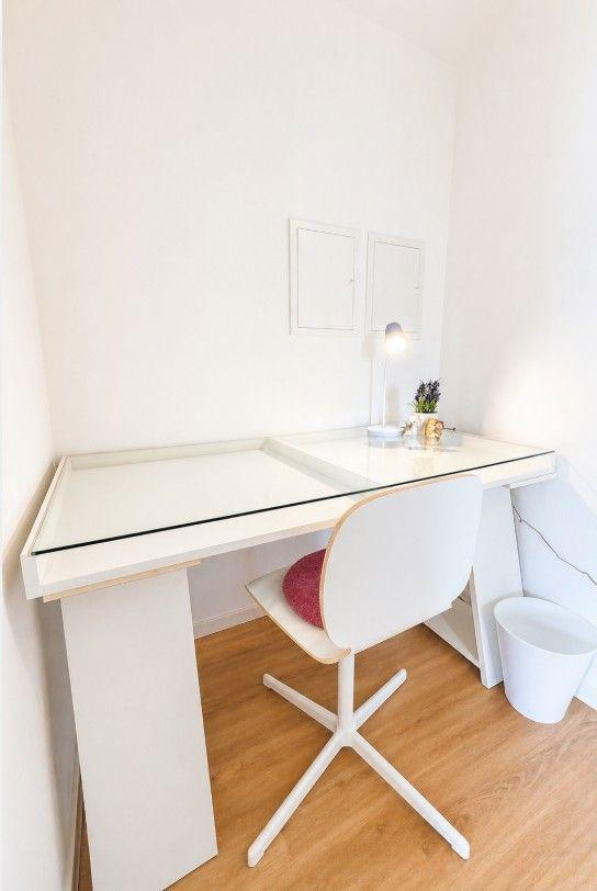 Schreibtisch mit Glasplatte und Stuhl in weißer Farbe