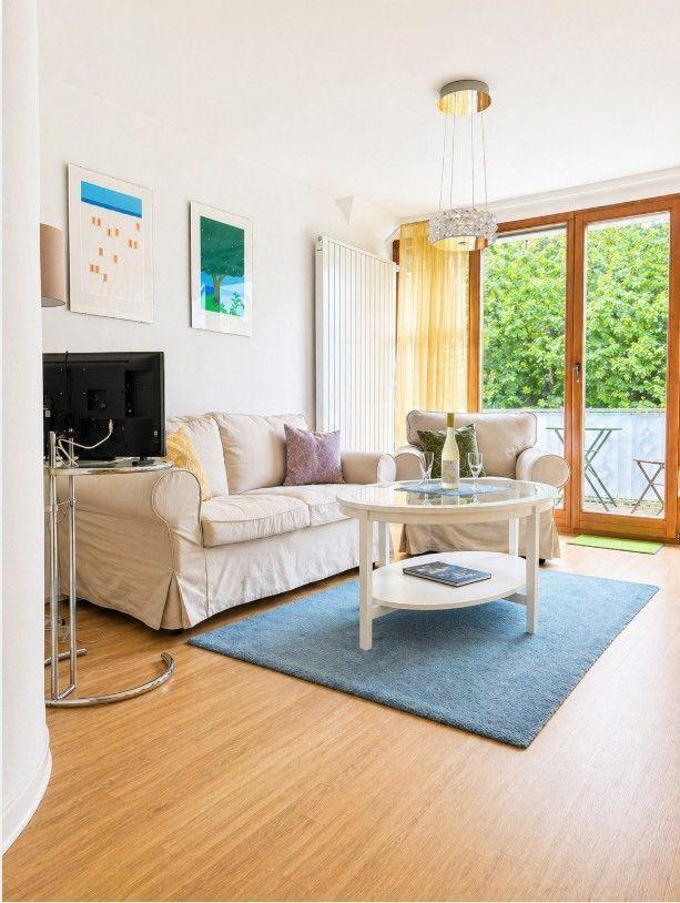 Wohnzimmer mit Sofa, Couchtisch und Terrassentür.