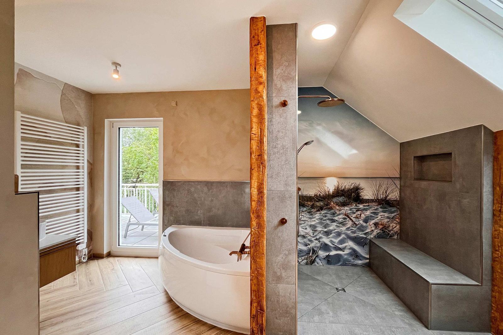 Bad mit freistehender Badewanne und Dusche mit Strandmotivwand