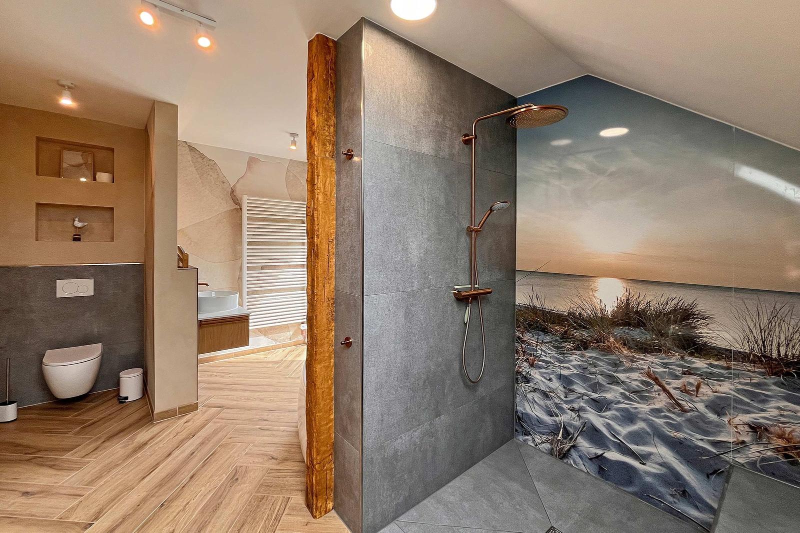 Duschbereich mit Strandmotivwand, Holzstütze und moderner Dusche.