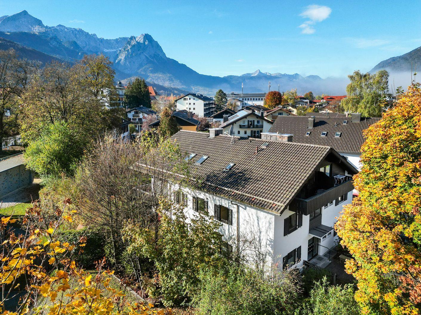 Wohnhaus mit Balkon und Blick auf Berge und Stadt