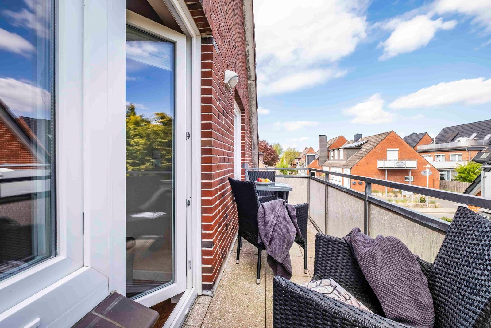 Terrasse mit Sitzgruppe und Blick auf Wohnhäuser