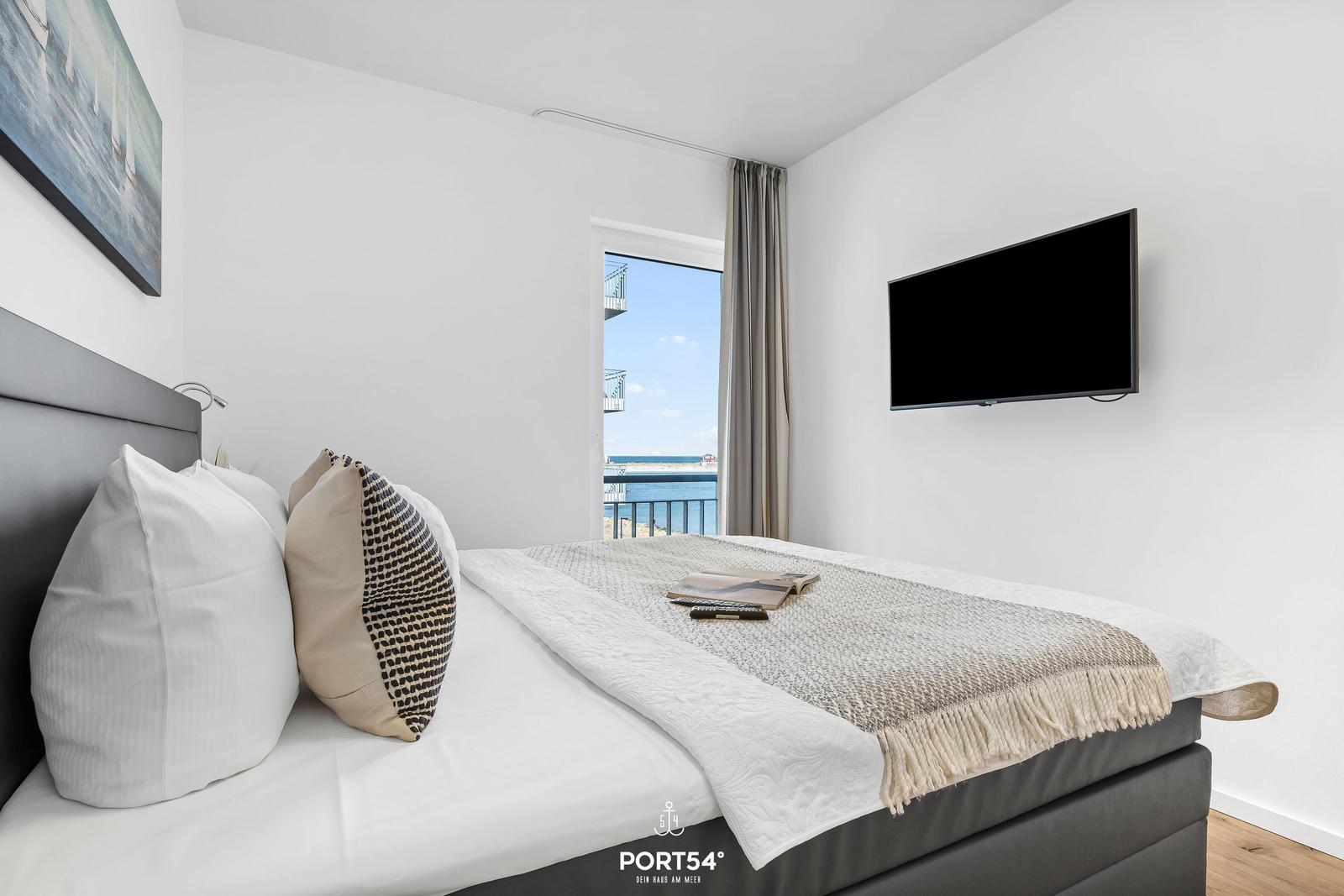 Schlafzimmer mit Blick auf das Meer und TV