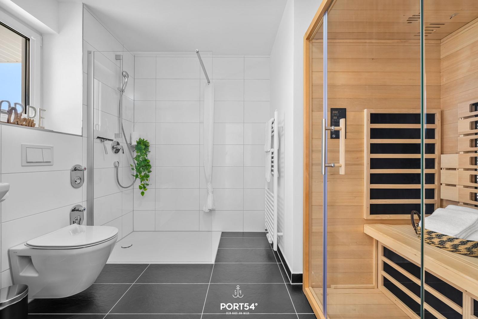 Bad mit Dusche und Sauna im Holzdesign