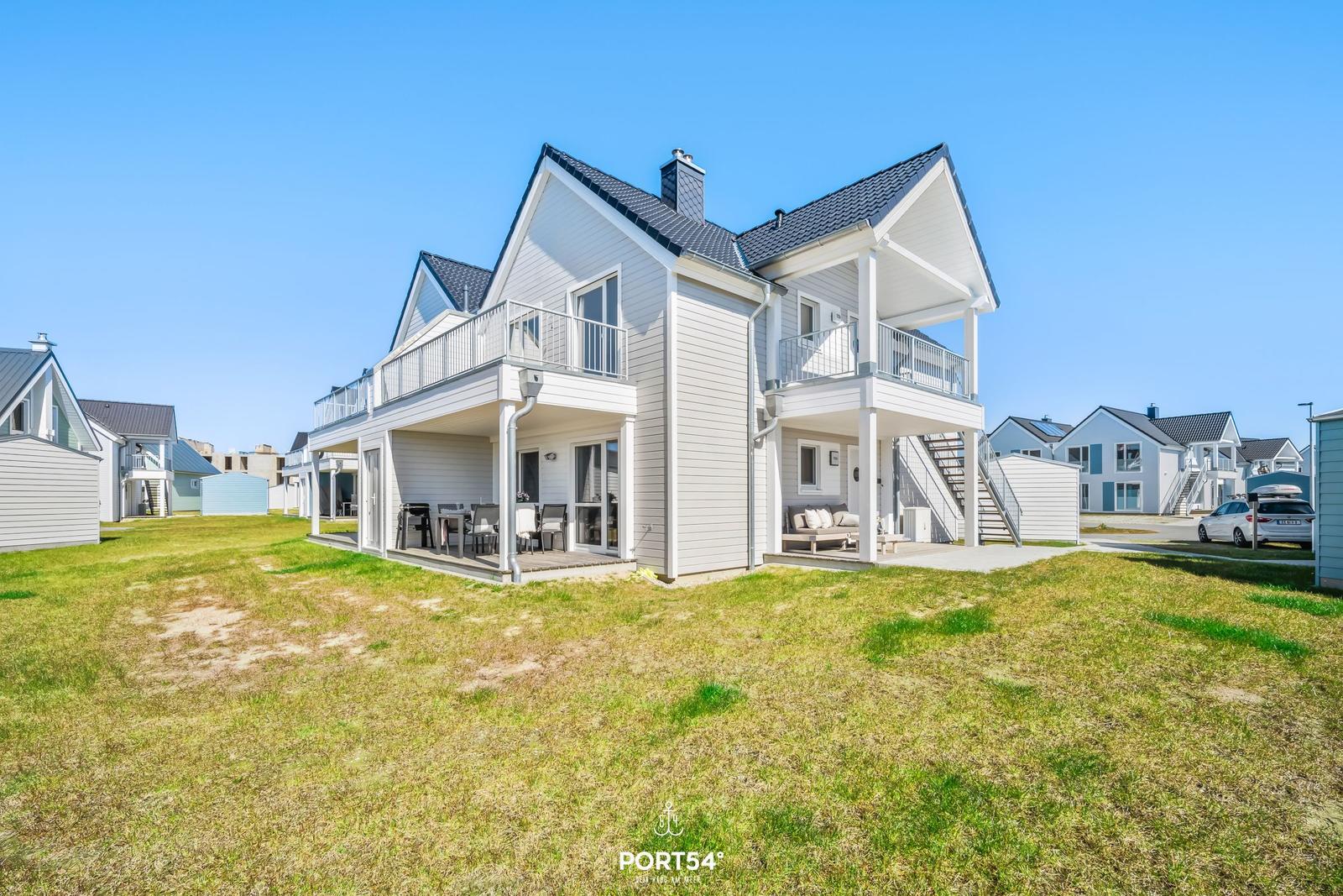 Modernes Ferienhaus mit Balkon und Terrasse im Grünen