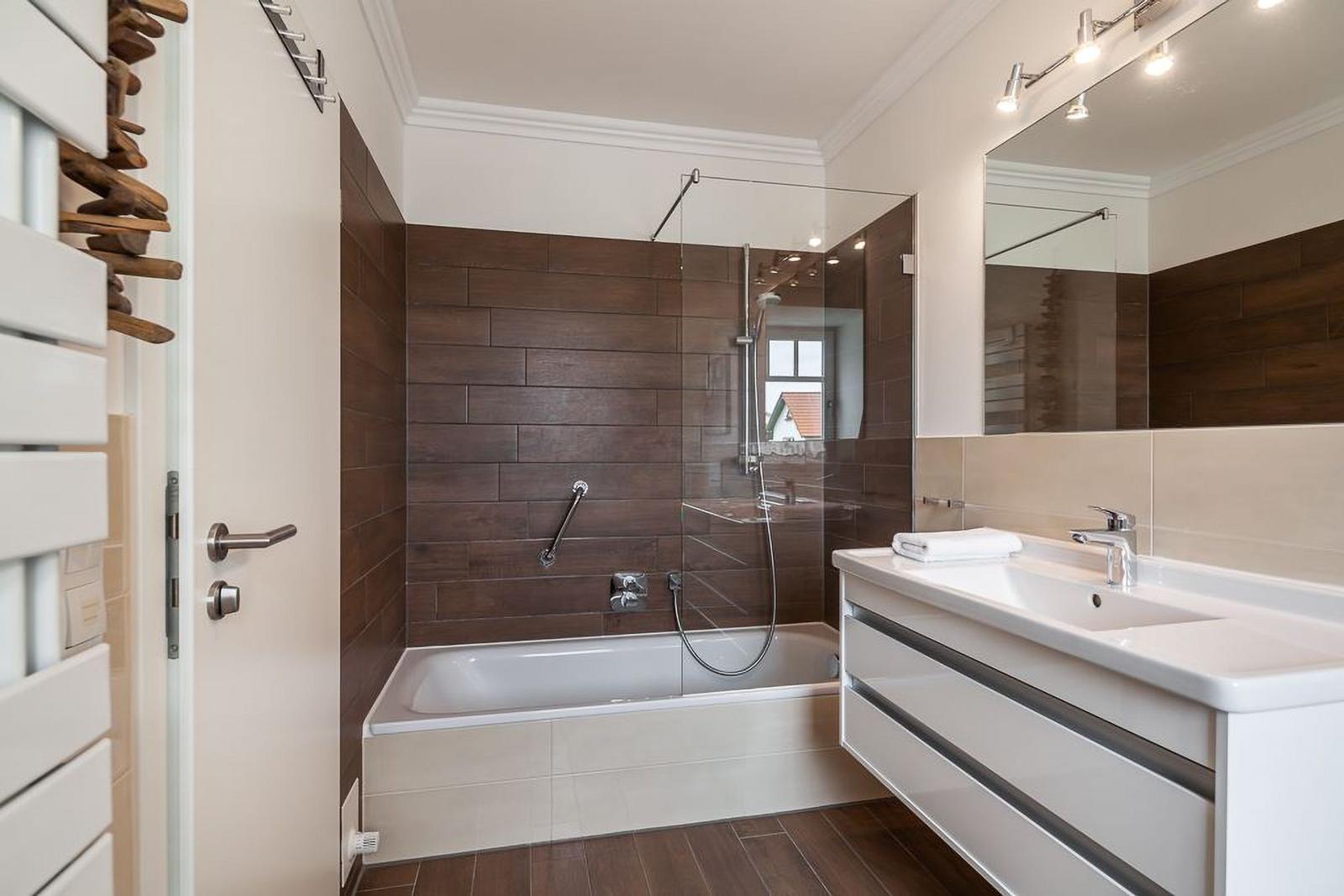 Bad mit Dusche, Badewanne und Waschbecken