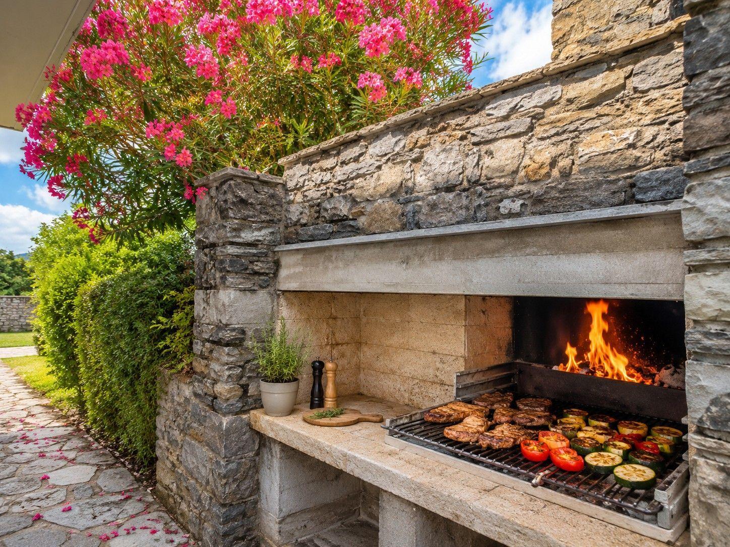 Steinofen mit Grill und brennendem Feuer. Hintergrund mit Blumen und Hecke.