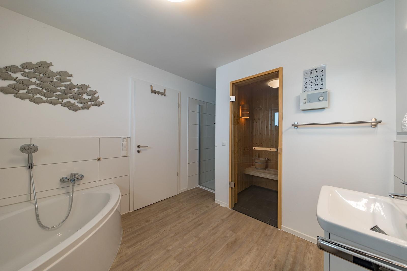 Badezimmer mit Spiegel im sinf48-6-N, Nordsee-Resort Friesland, Mellumweg 1 in Schillig