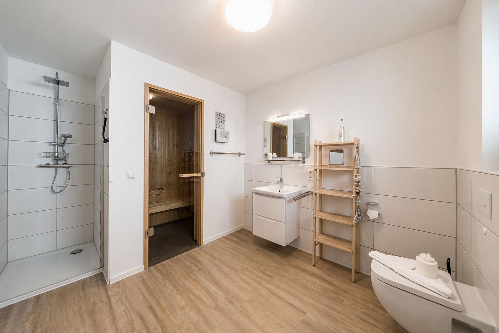 Badezimmer mit Dusche im sinf48-6-N, Nordsee-Resort Friesland, Mellumweg 1 in Schillig