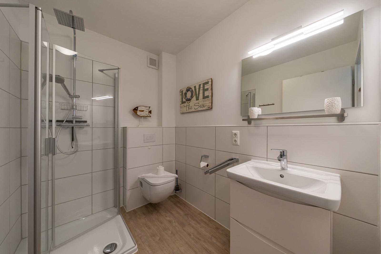 Zweites Badezimmer mit Dusche im sinf48-6-N, Nordsee-Resort Friesland, Mellumweg 1 in Schillig