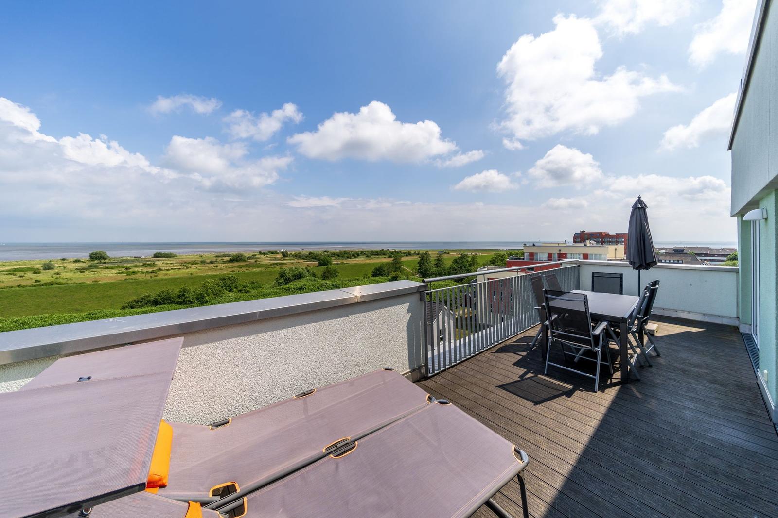 Balkon mit Gartenmöbeln im sinf48-6-N, Nordsee-Resort Friesland, Mellumweg 1 in Schillig