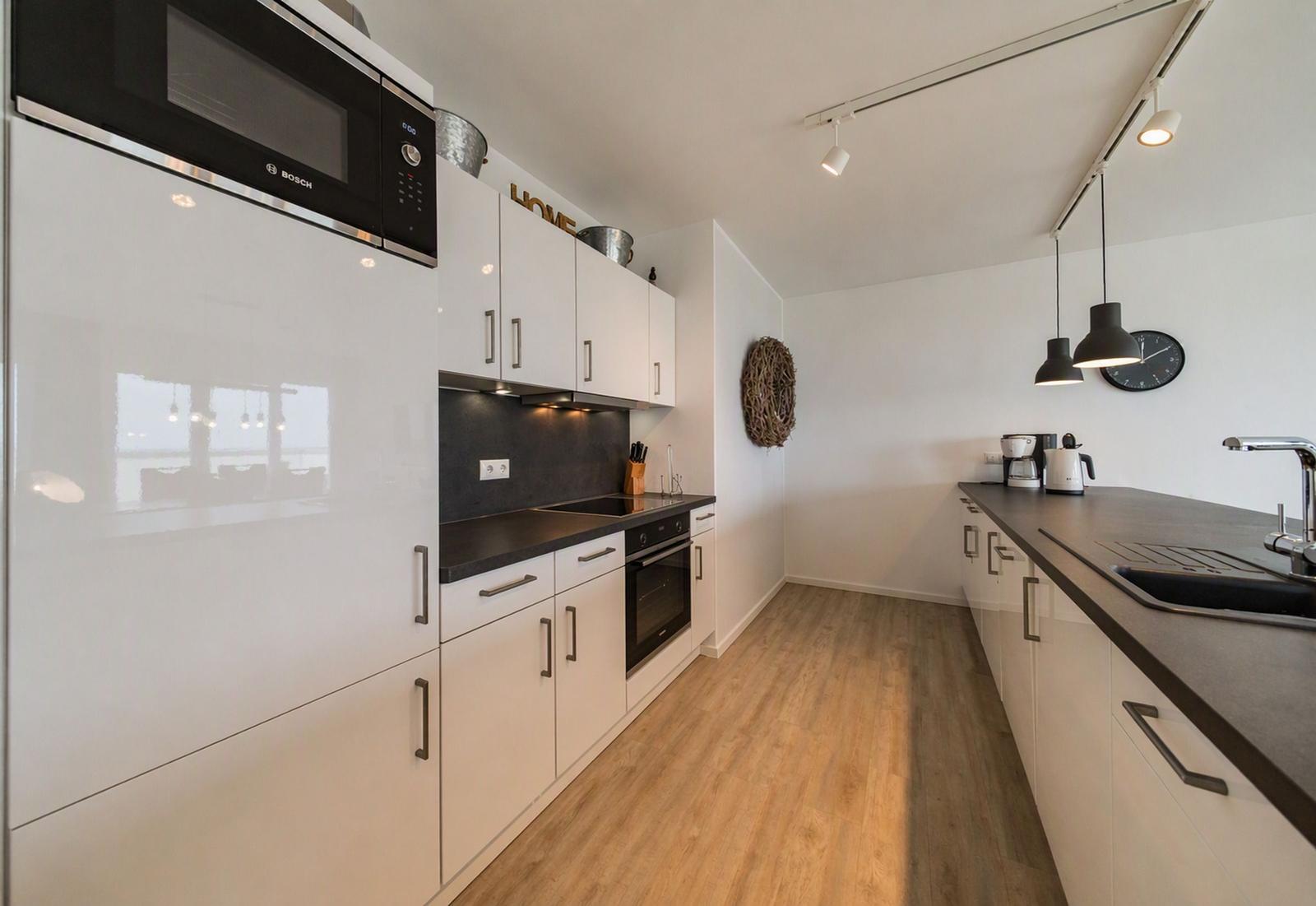 Küchenzeile mit Backofen im sinf48-6-N, Nordsee-Resort Friesland, Mellumweg 1 in Schillig