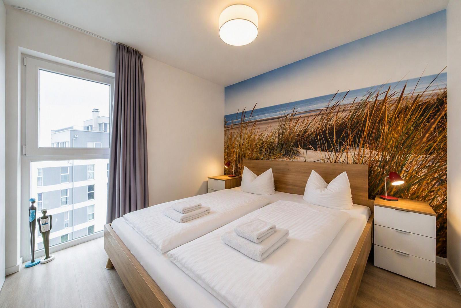 Schlafzimmer mit Doppelbett im sinf48-6-N, Nordsee-Resort Friesland, Mellumweg 1 in Schillig