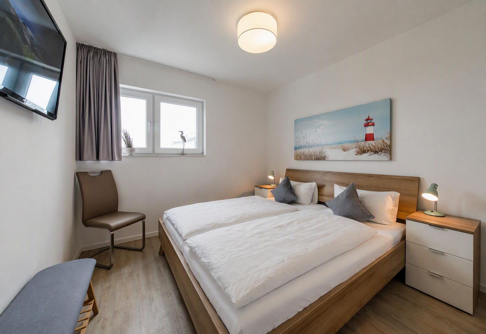 Schlafzimmer mit Doppelbett im sinf48-6-N, Nordsee-Resort Friesland, Mellumweg 1 in Schillig