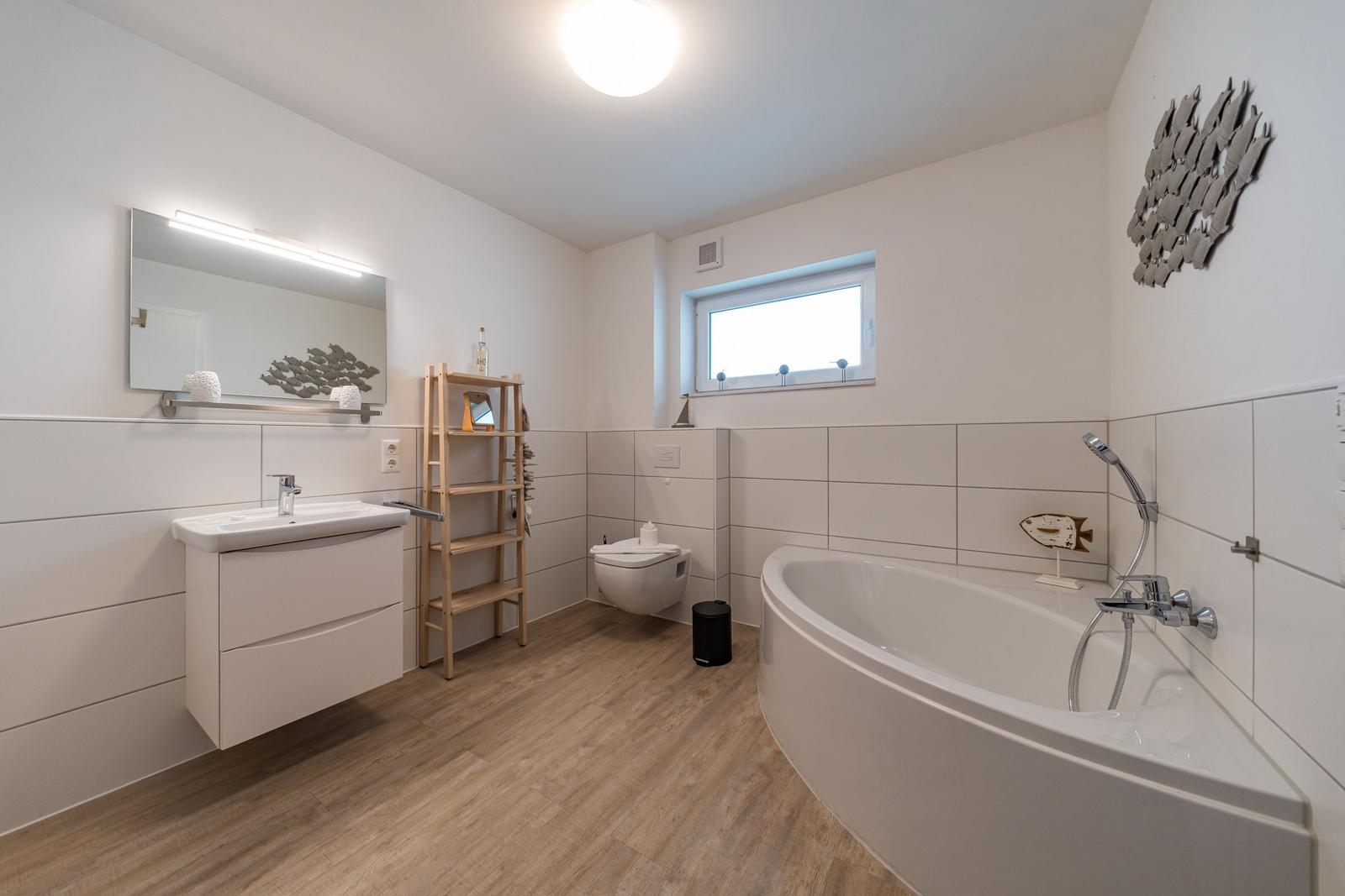 Badezimmer mit Badewanne im sinf48-6-N, Nordsee-Resort Friesland, Mellumweg 1 in Schillig