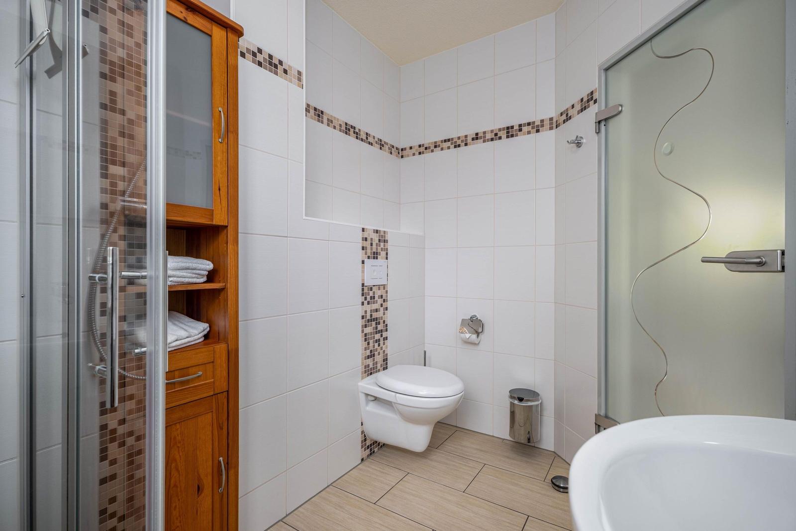 Bad mit Dusche und WC