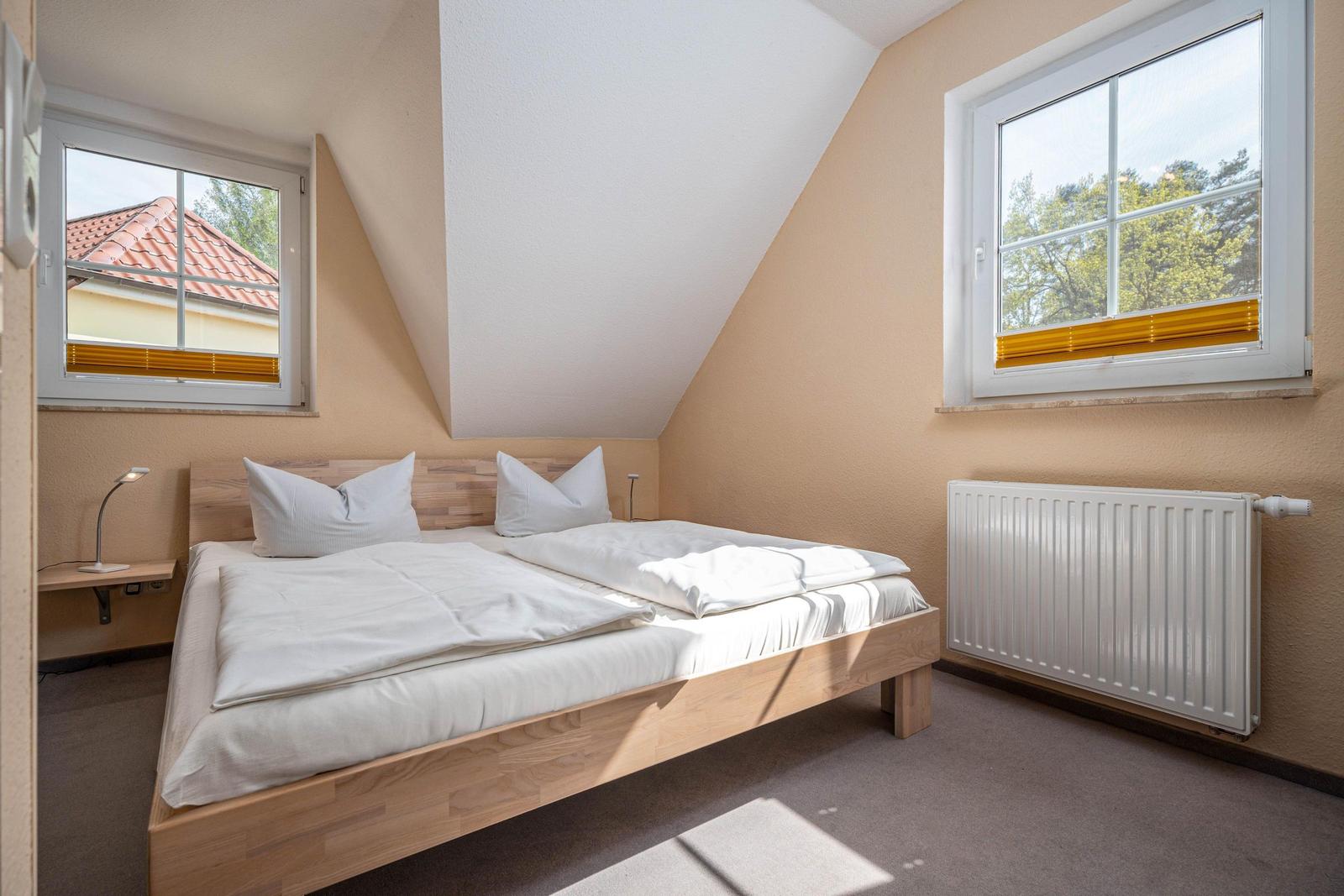 Schlafzimmer mit Doppelbett