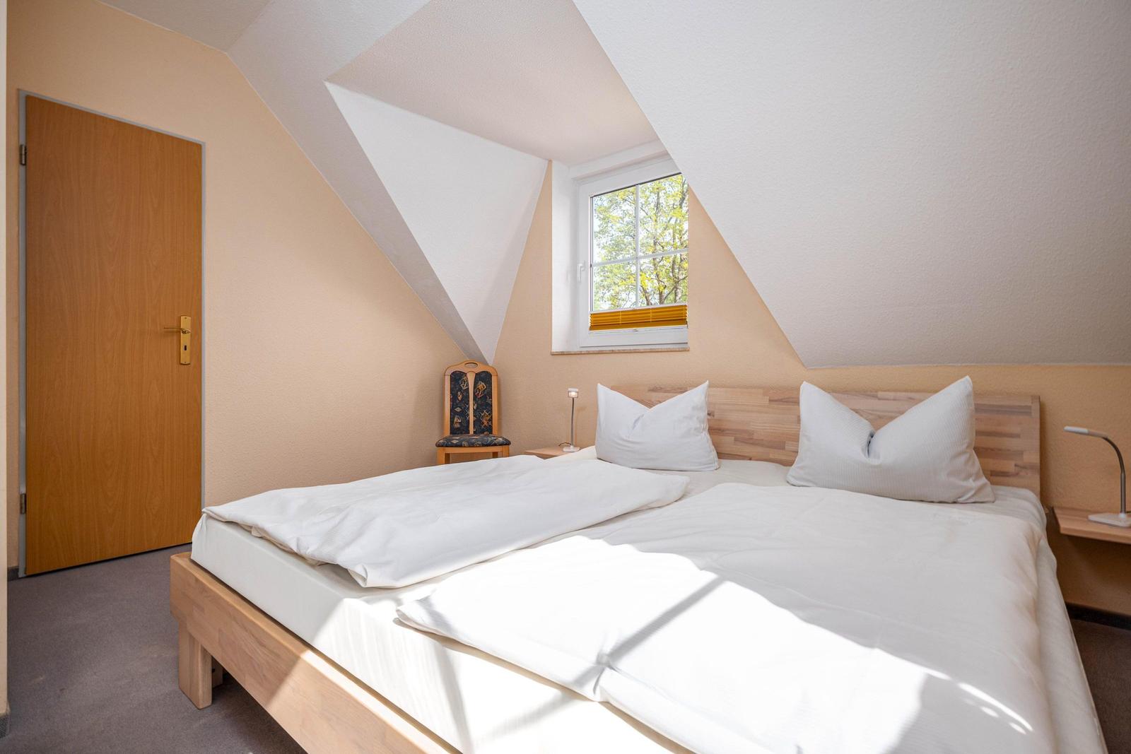 Schlafzimmer mit Doppelbett