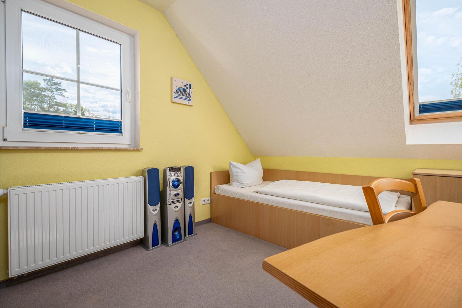 Schlafzimmer mit zwei Einzelbetten