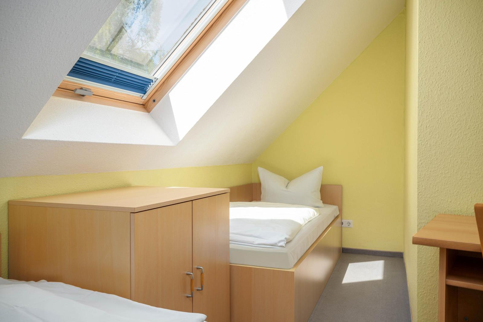 Schlafzimmer mit zwei Einzelbetten