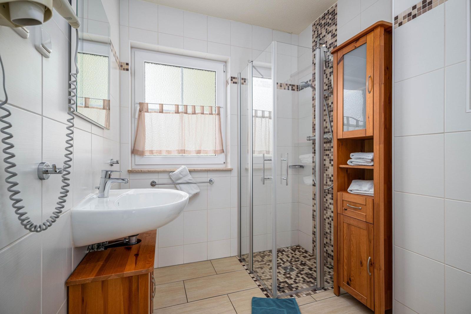 Bad mit Dusche und WC