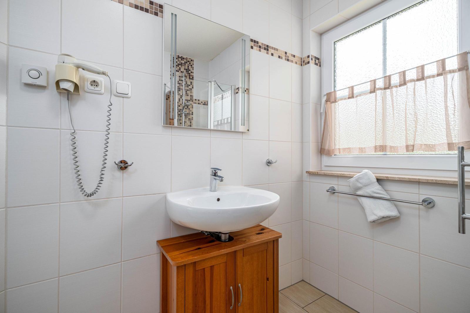 Bad mit Dusche und WC