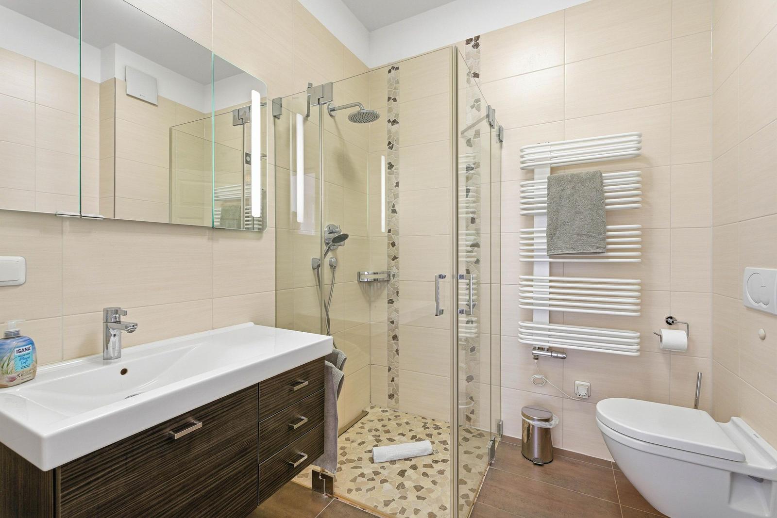 Bad mit Dusche und WC