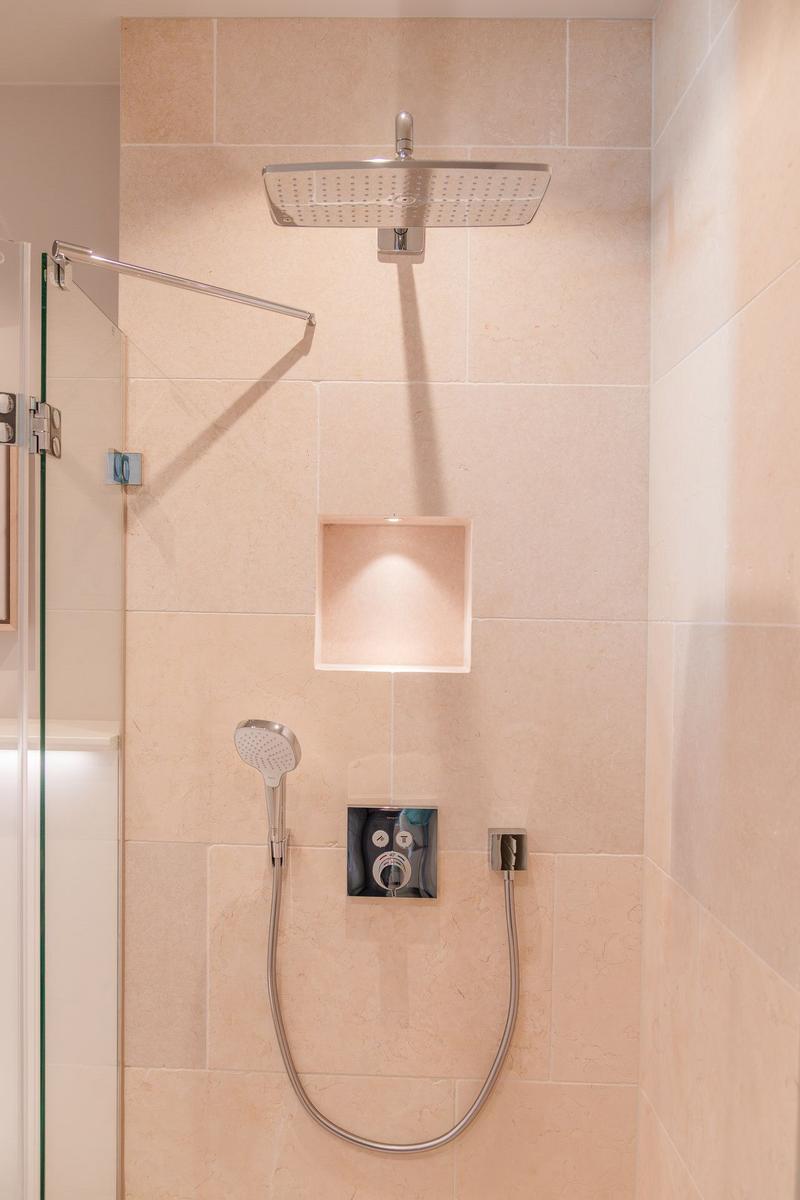 Dusche mit Duschbrause, Handbrause und eingebauter Ablage