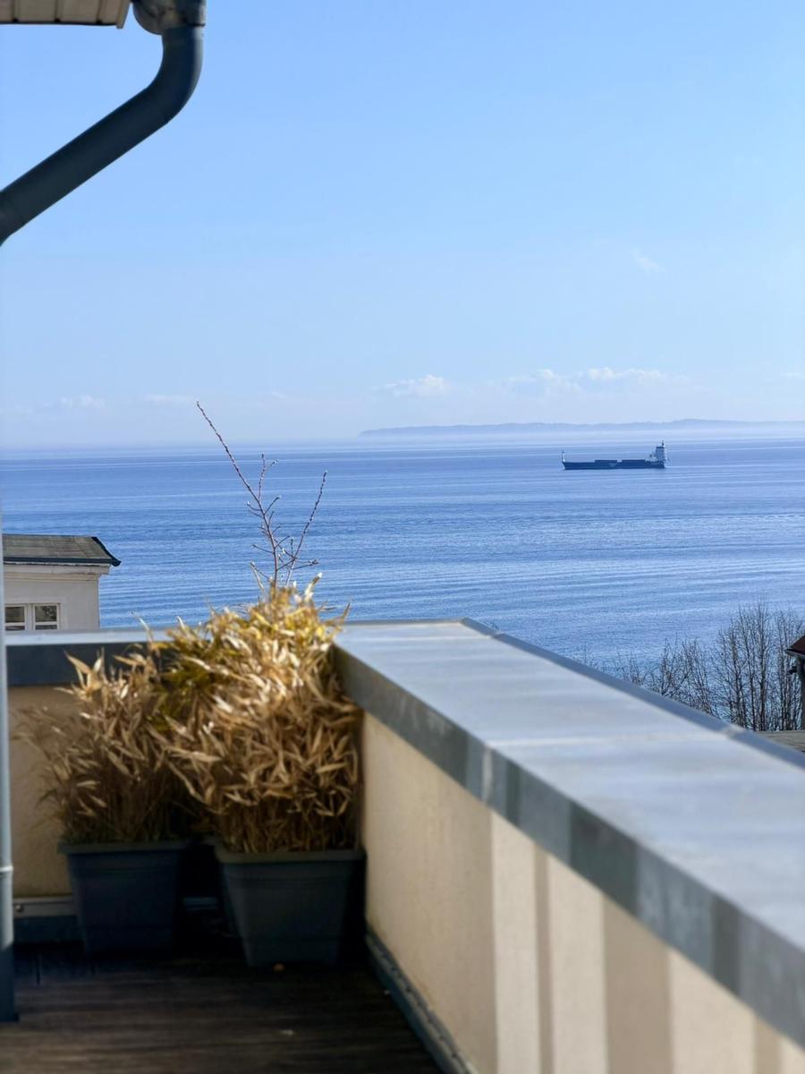 Balkon mit Blick auf das Meer und ein Schiff in der Ferne.