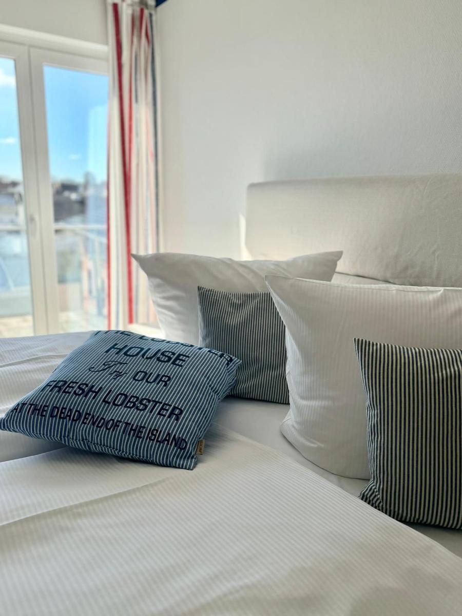 Ein Bett mit Kissen und Blick auf Balkon