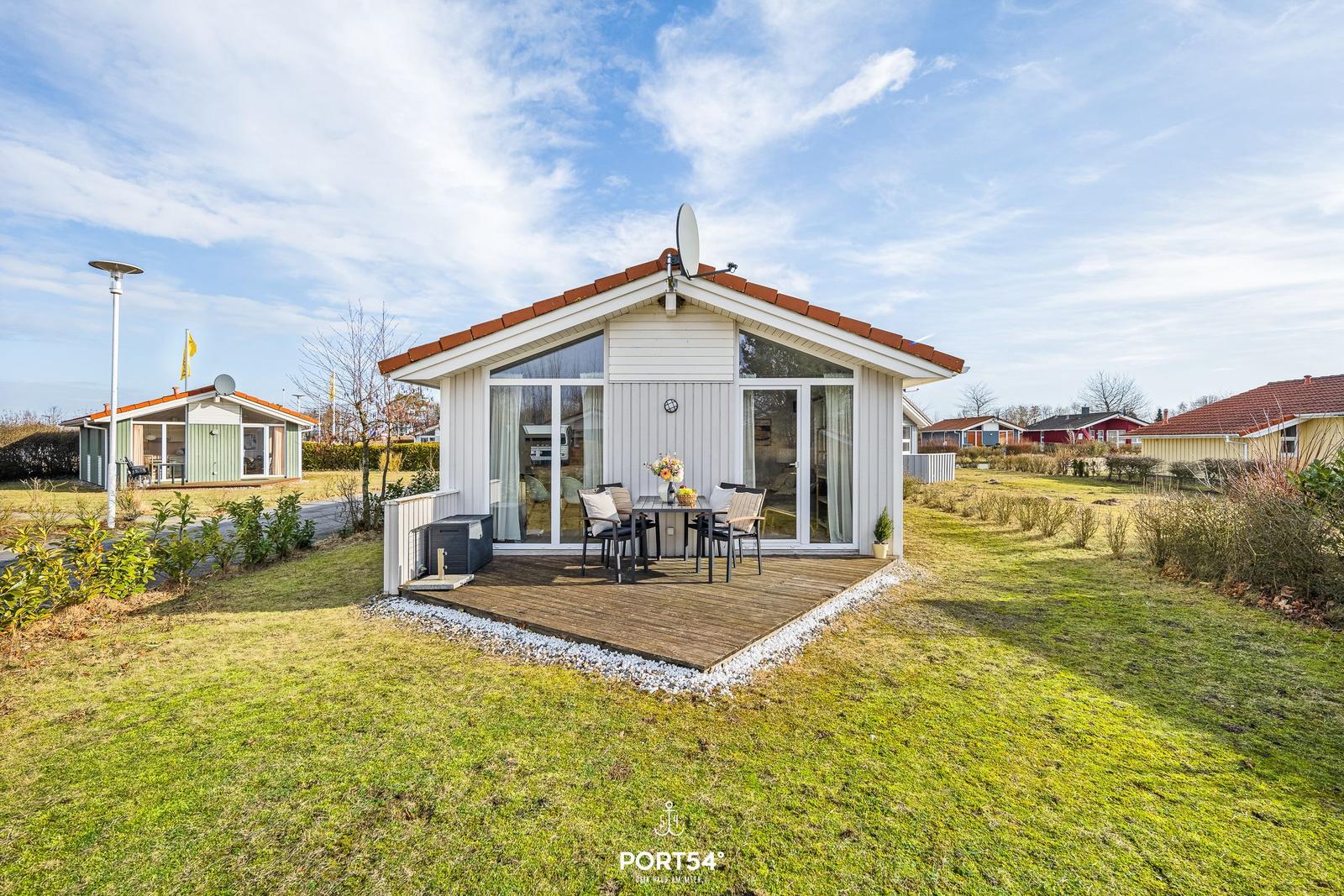 Wohnhaus mit Terrasse und Garten. Sicht auf angrenzende Häuser.