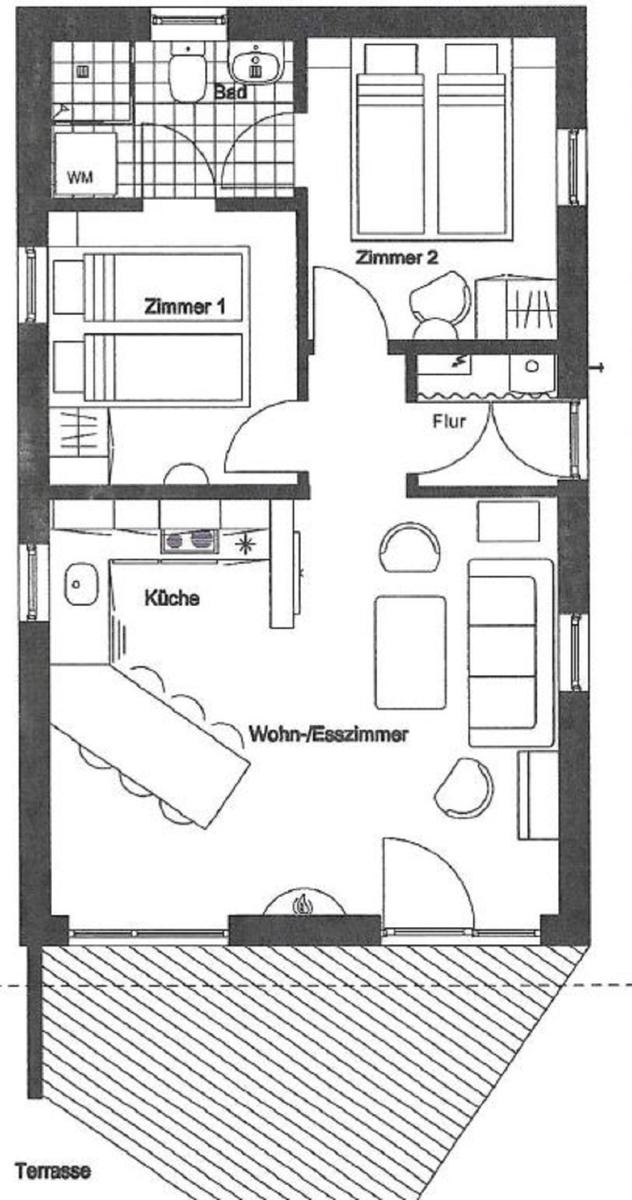 Zwei Schlafzimmer, Küche, Wohn-Esszimmer und Terrasse mit Bad und Waschmaschine.