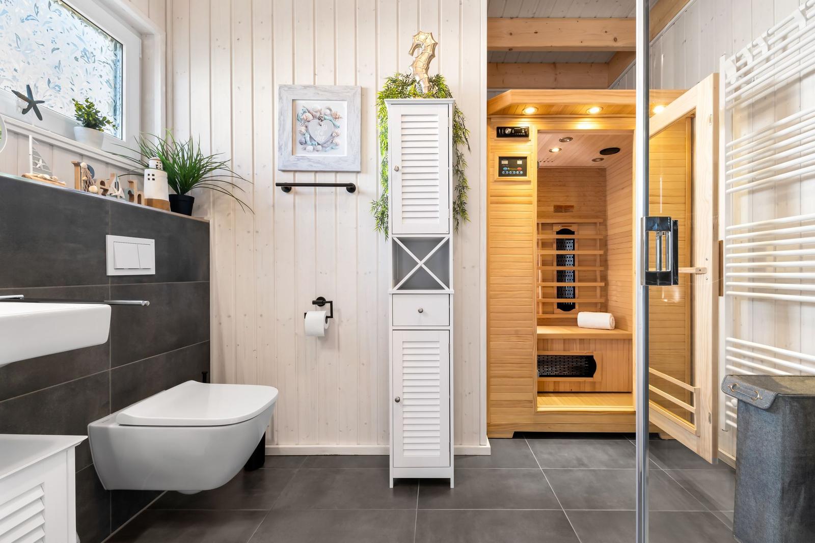 Bad mit Dusche, Toilette und integrierter Sauna.