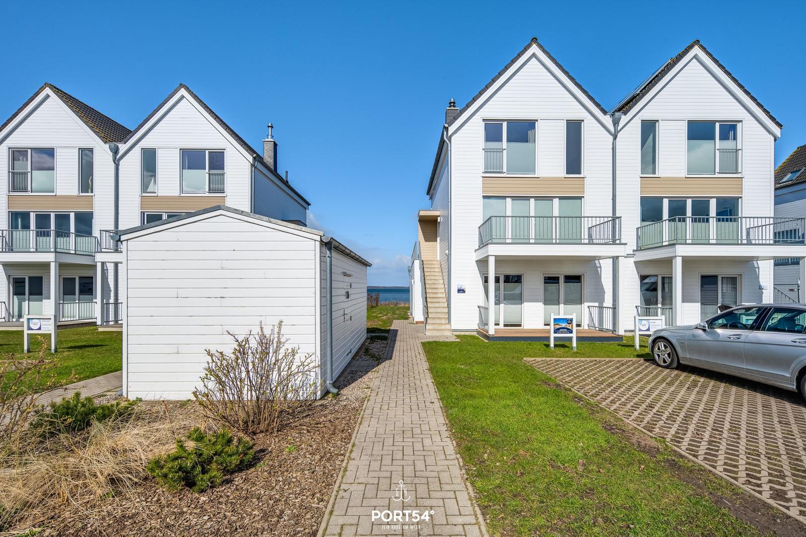 Wohnhaus mit Balkon und Garten. Parkplatz und Blick aufs Meer.