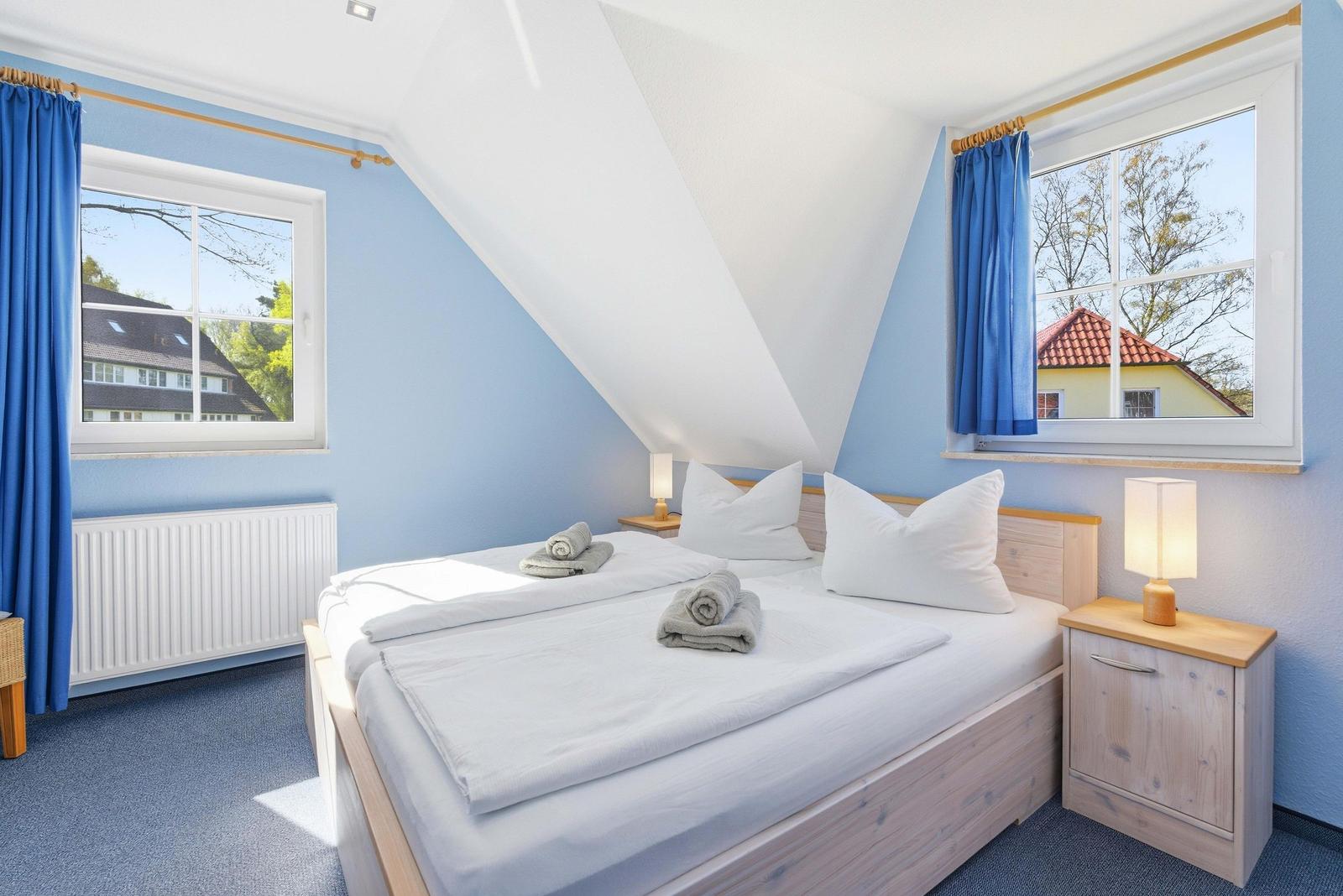 Schlafzimmer mit Doppelbett