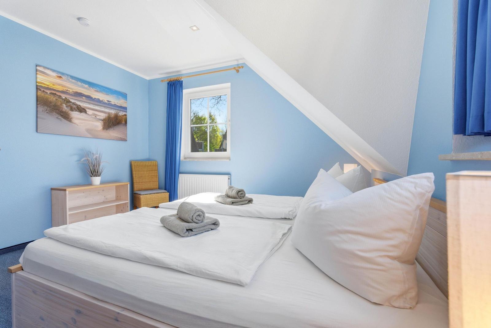 Schlafzimmer mit Doppelbett