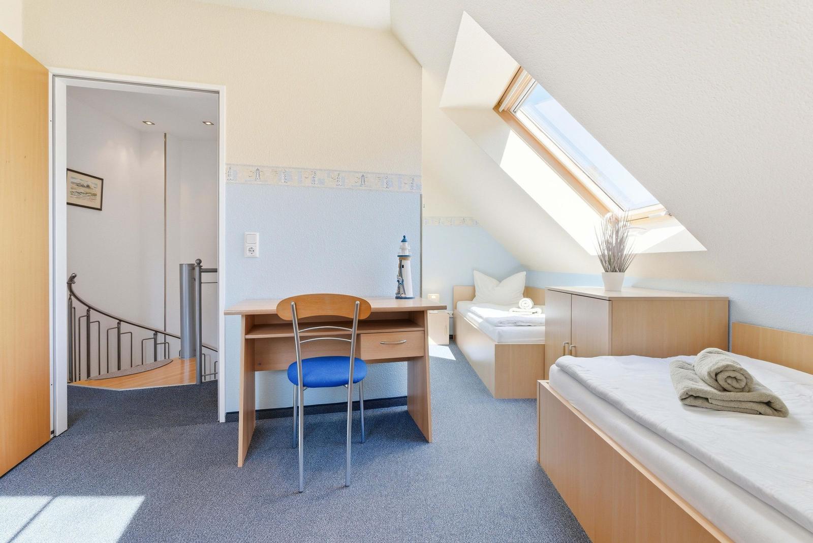 Schlafzimmer mit zwei Einzelbetten