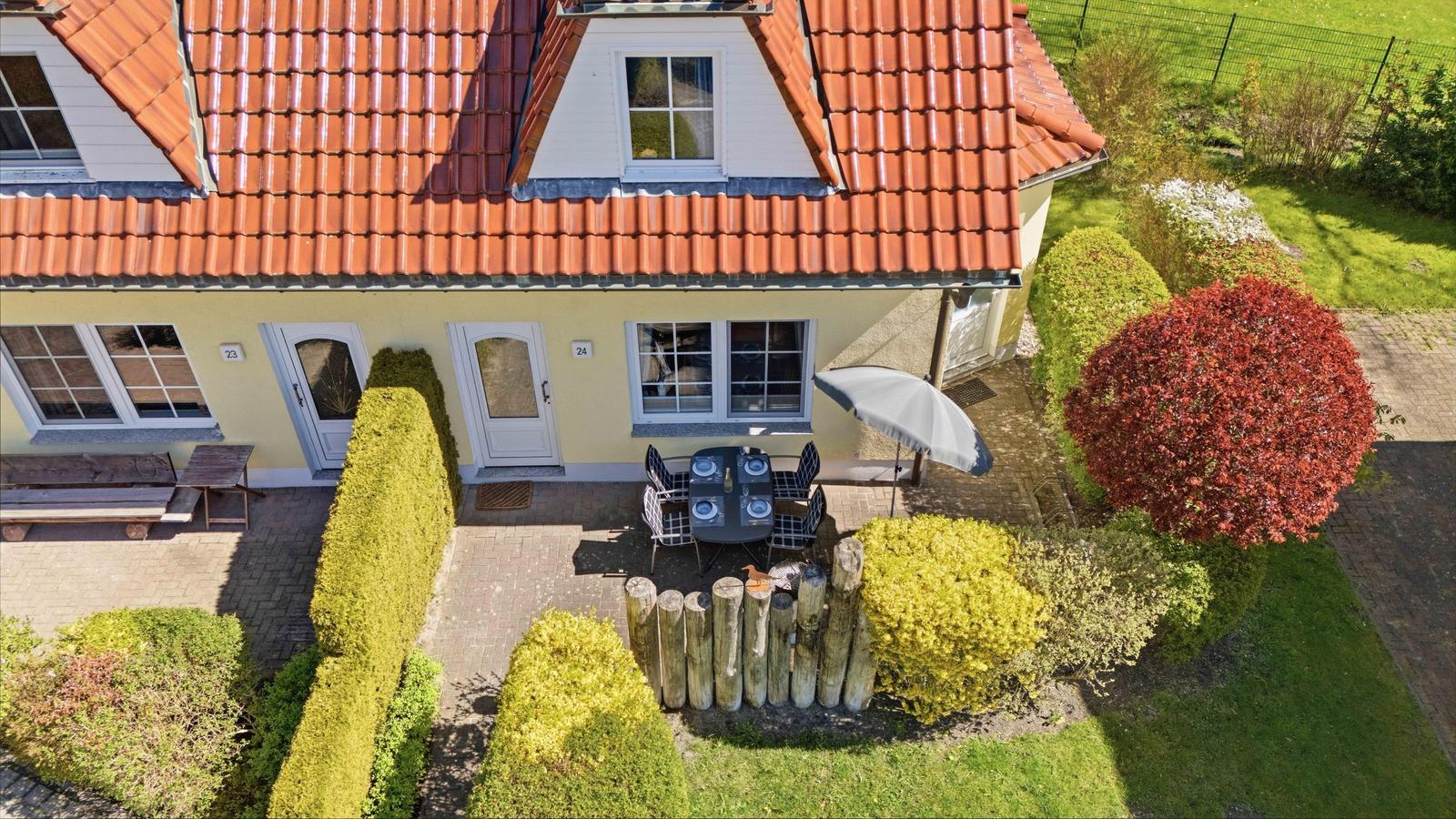 Terrasse mit Sonnenschirm und Grill