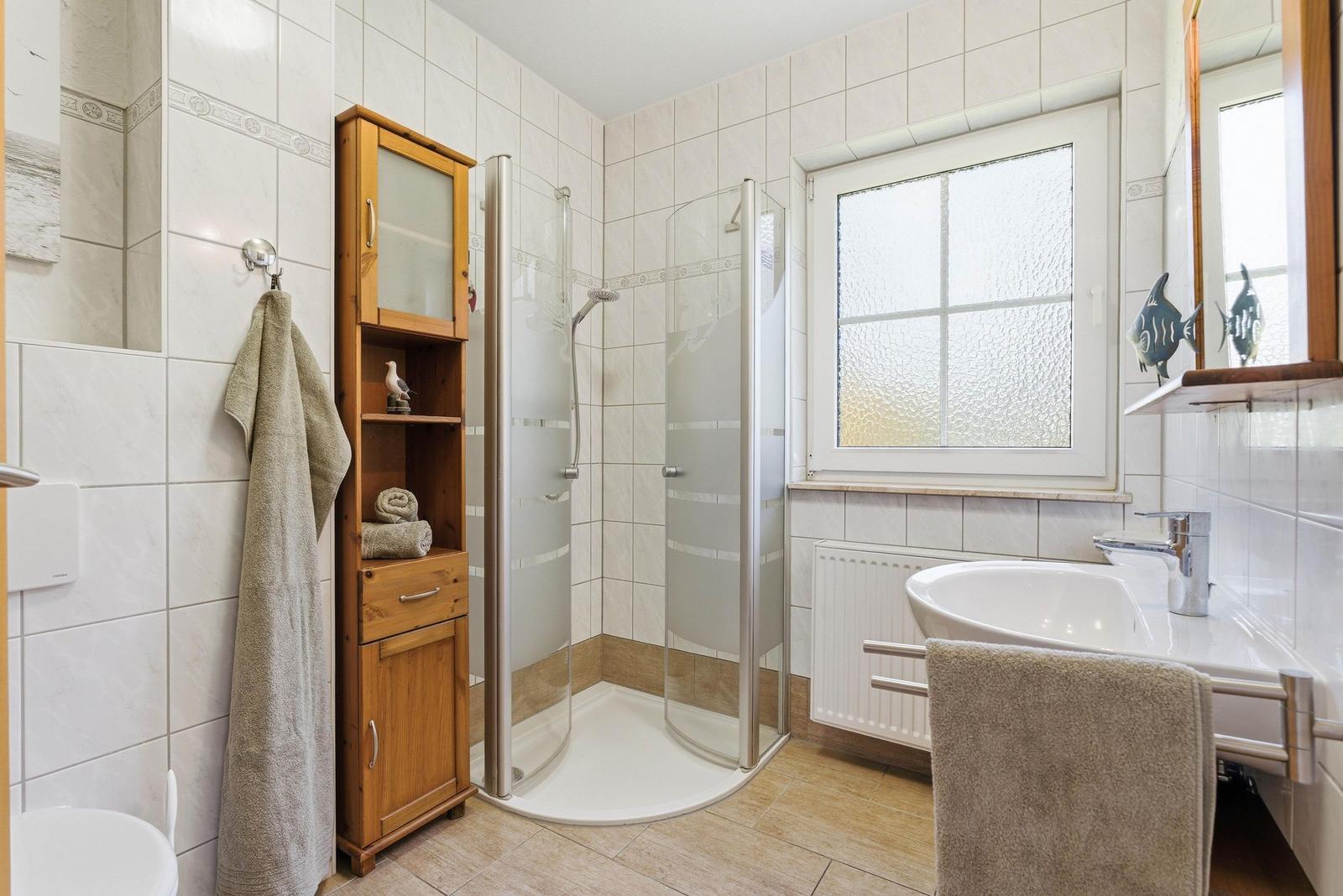Bad mit Dusche und WC