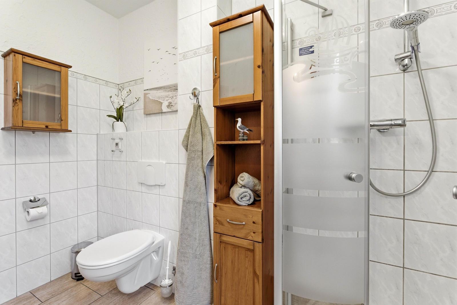 Bad mit Dusche und WC