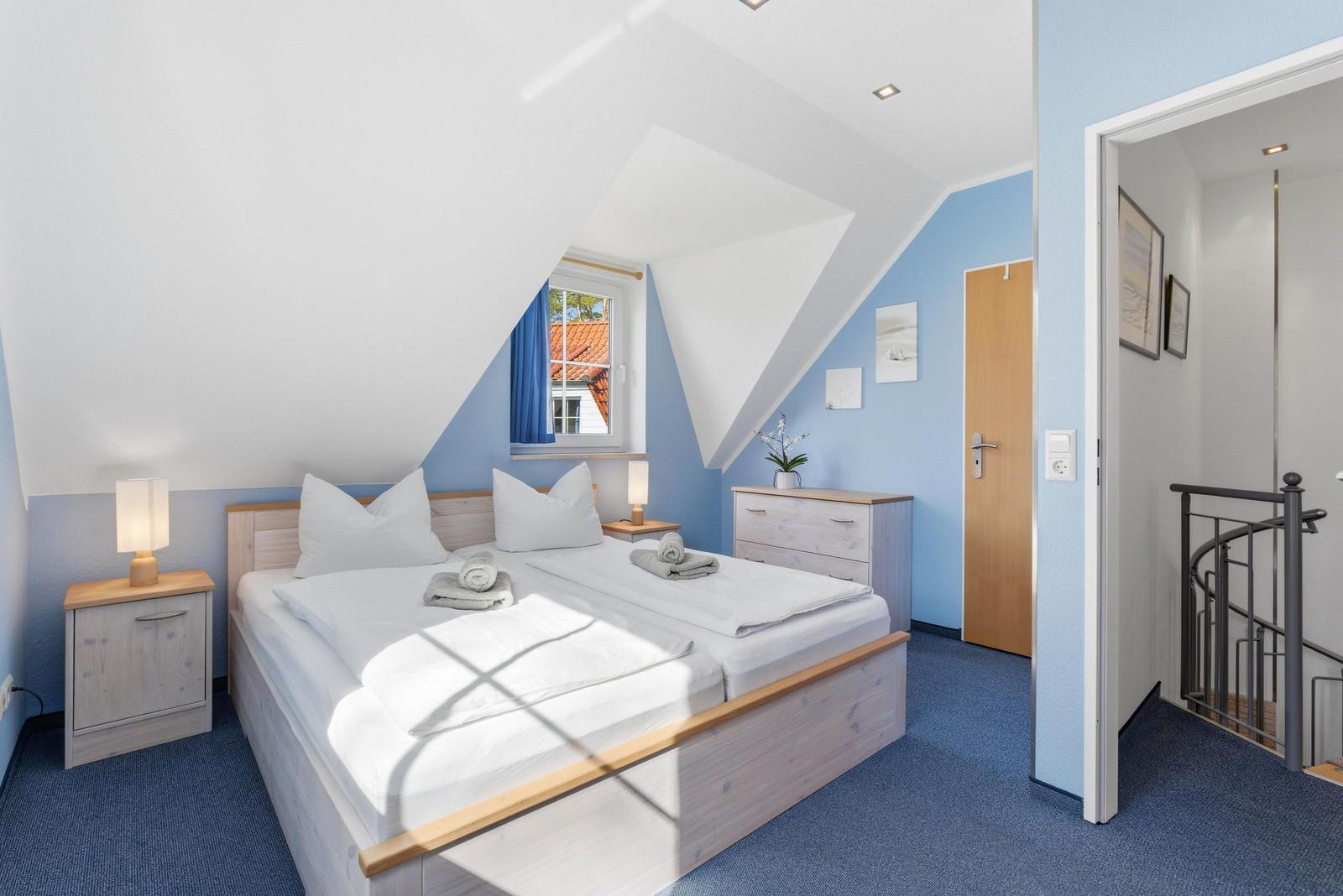 Schlafzimmer mit Doppelbett