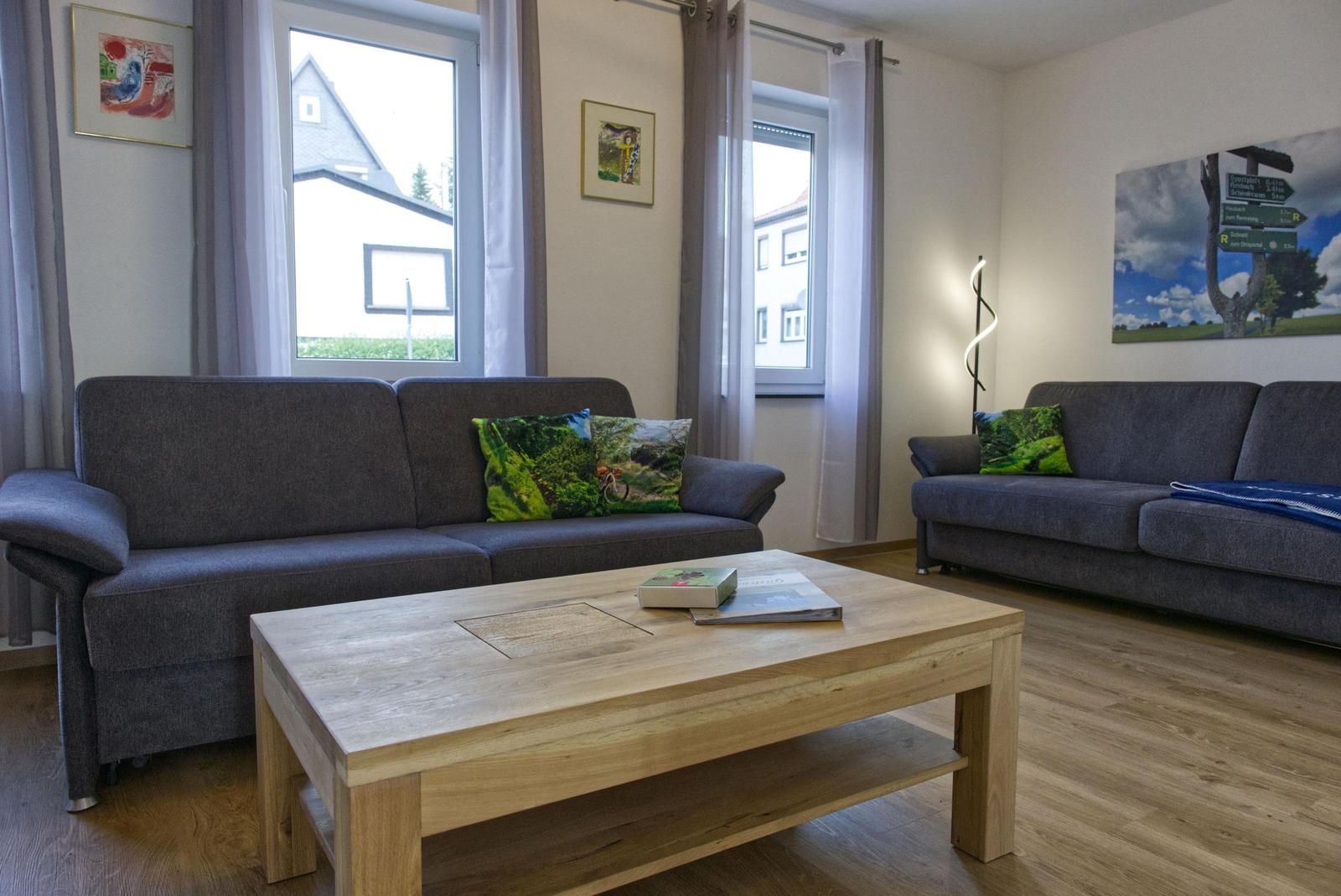 Wohnzimmer mit zwei Couchelementen für ein gemütliches Beisammensein