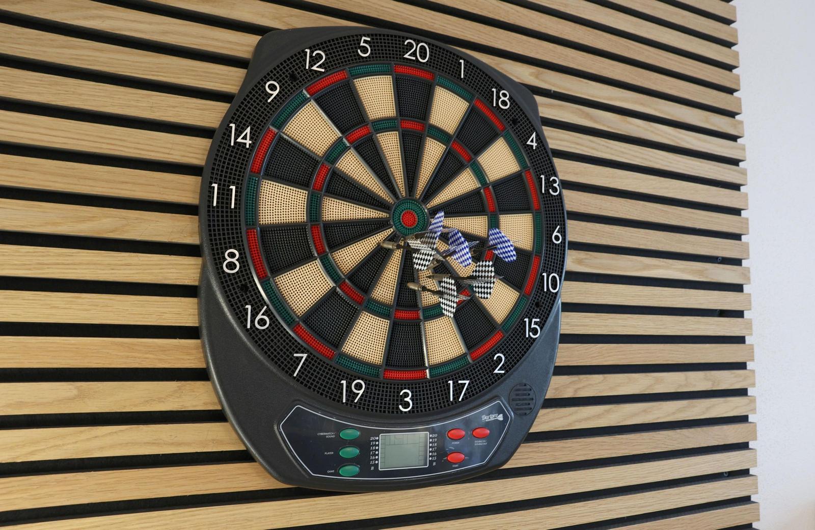 Dartscheibe im Wohnzimmer