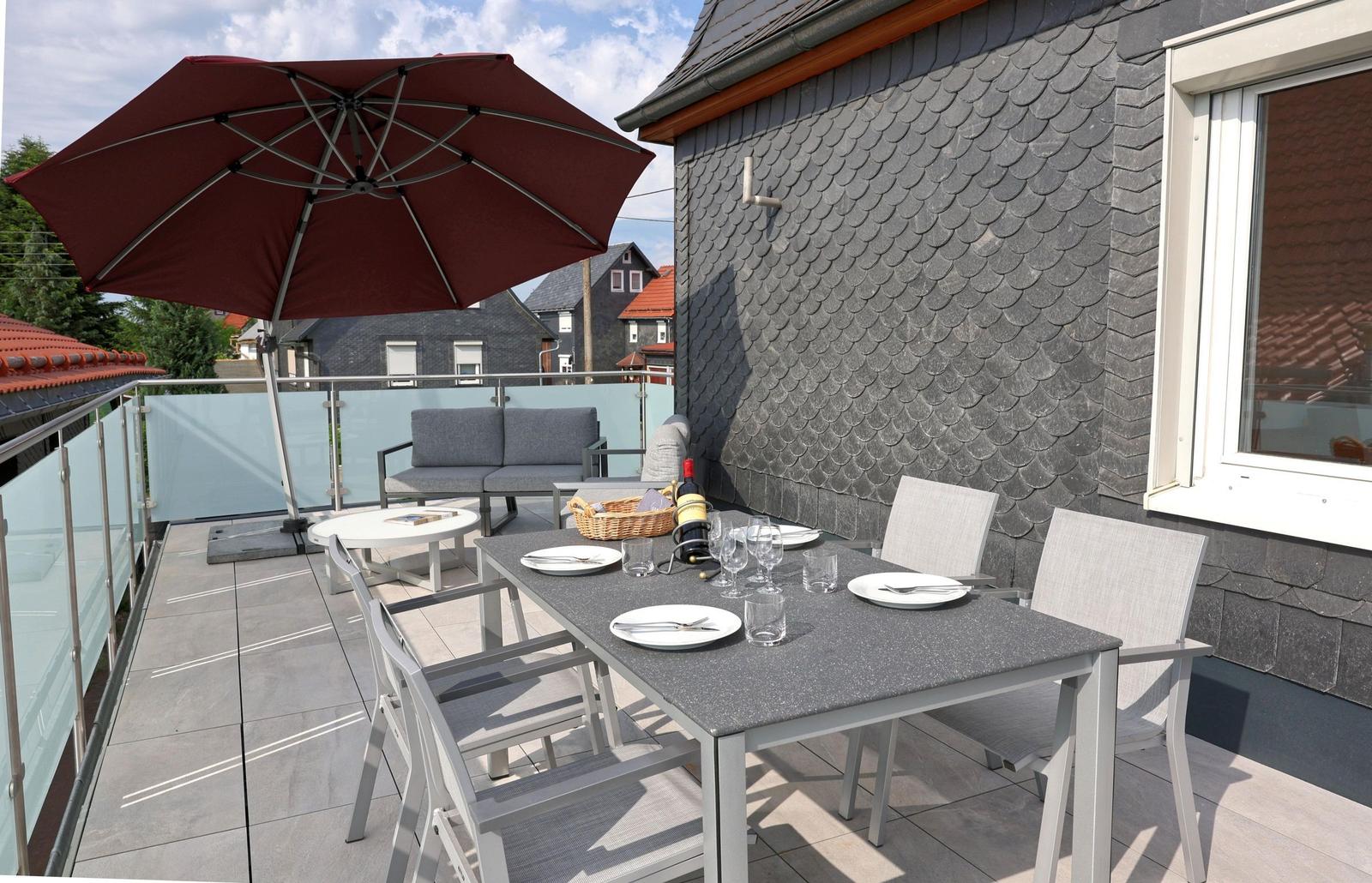 Neue Terrasse mit viel Platz und Blick ins Bibertal und auf die mit Schiefer gedeckte Nachbarschaft
