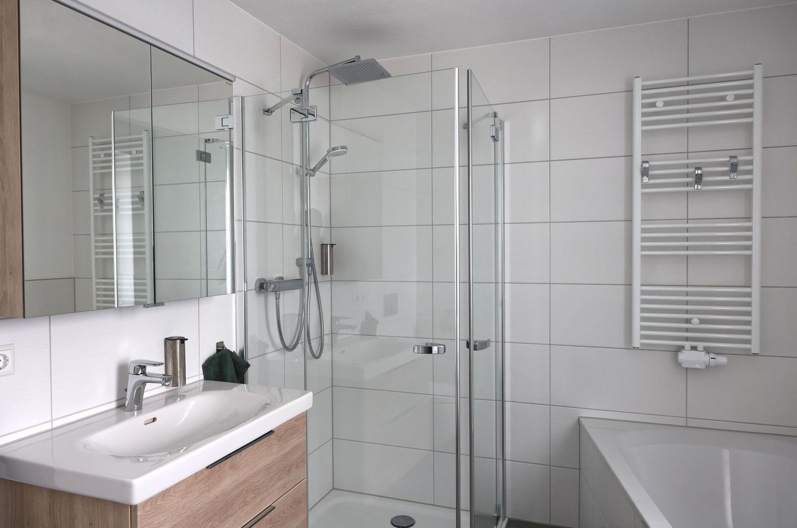 Badezimmer inkl. Badewanne und Waschmaschine in der unteren Etage