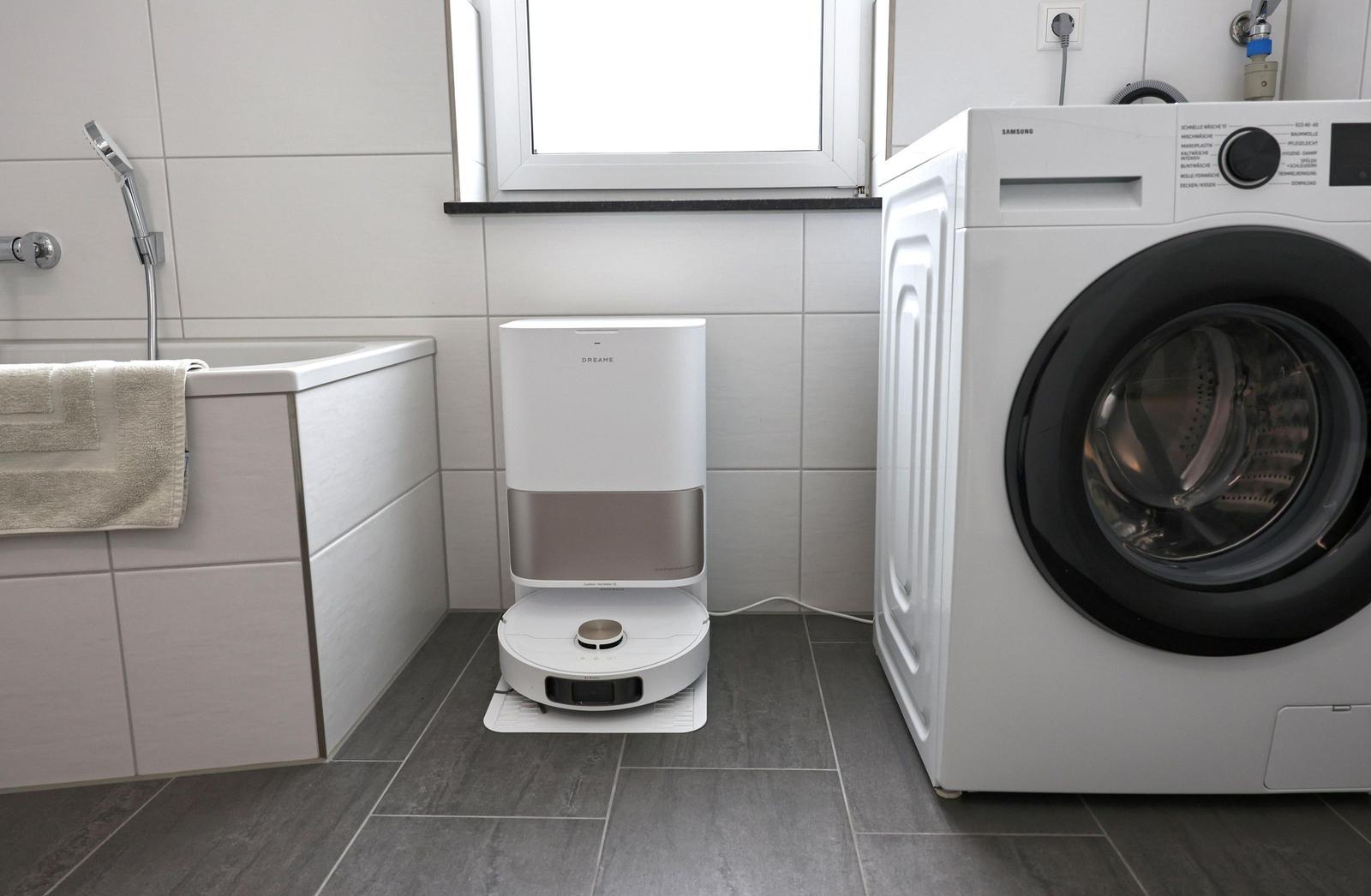 Badezimmer mit Saugroboter und Waschmaschine