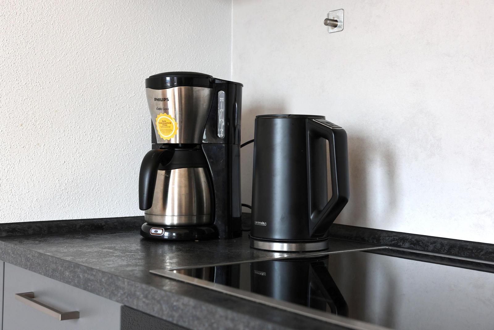Küchenzeile mit Kaffeemaschine und Wasserkocher auf Arbeitsplatte