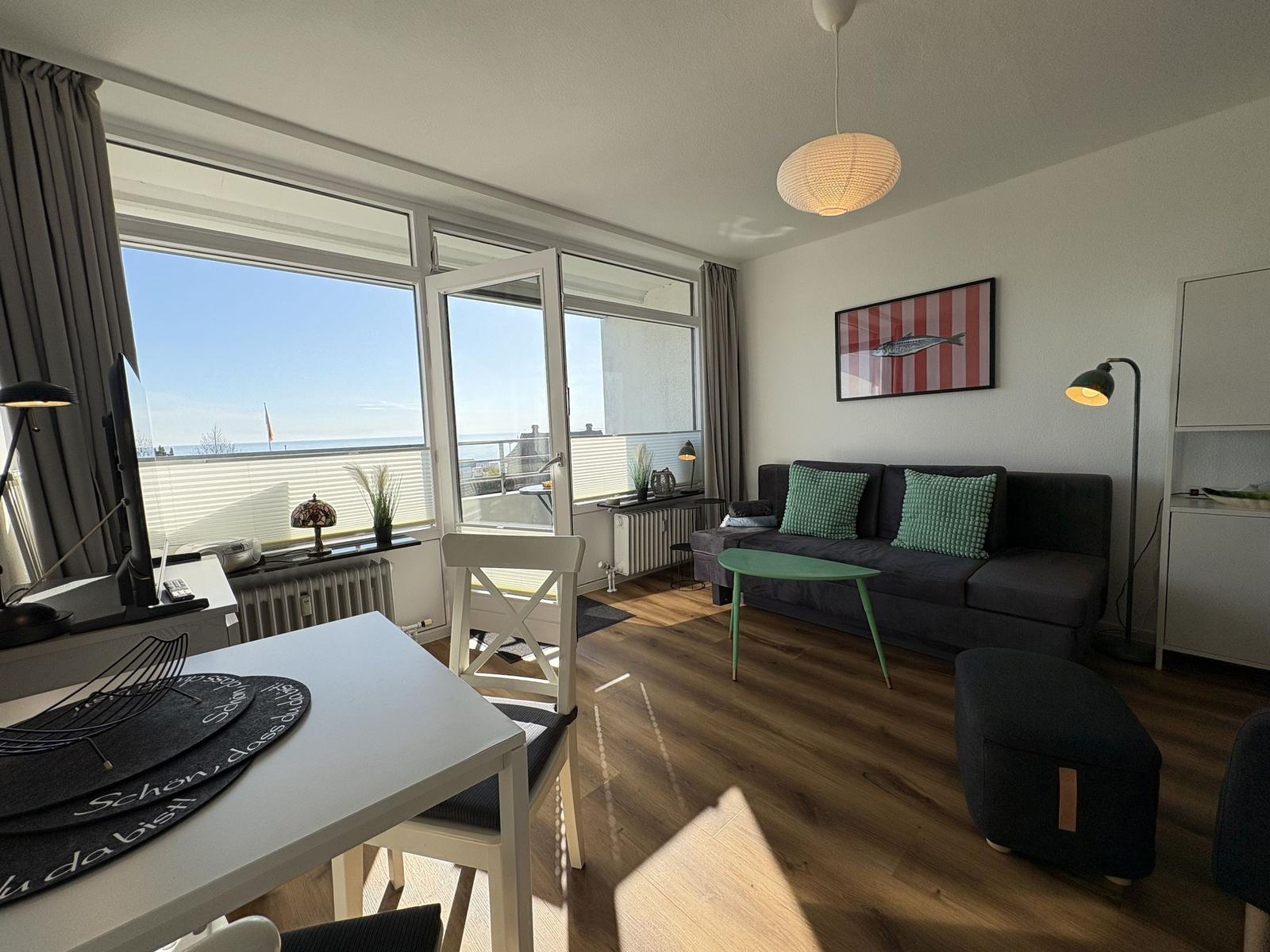 Wohnung mit Blick aufs Meer, Sofa, Tisch und Fenster