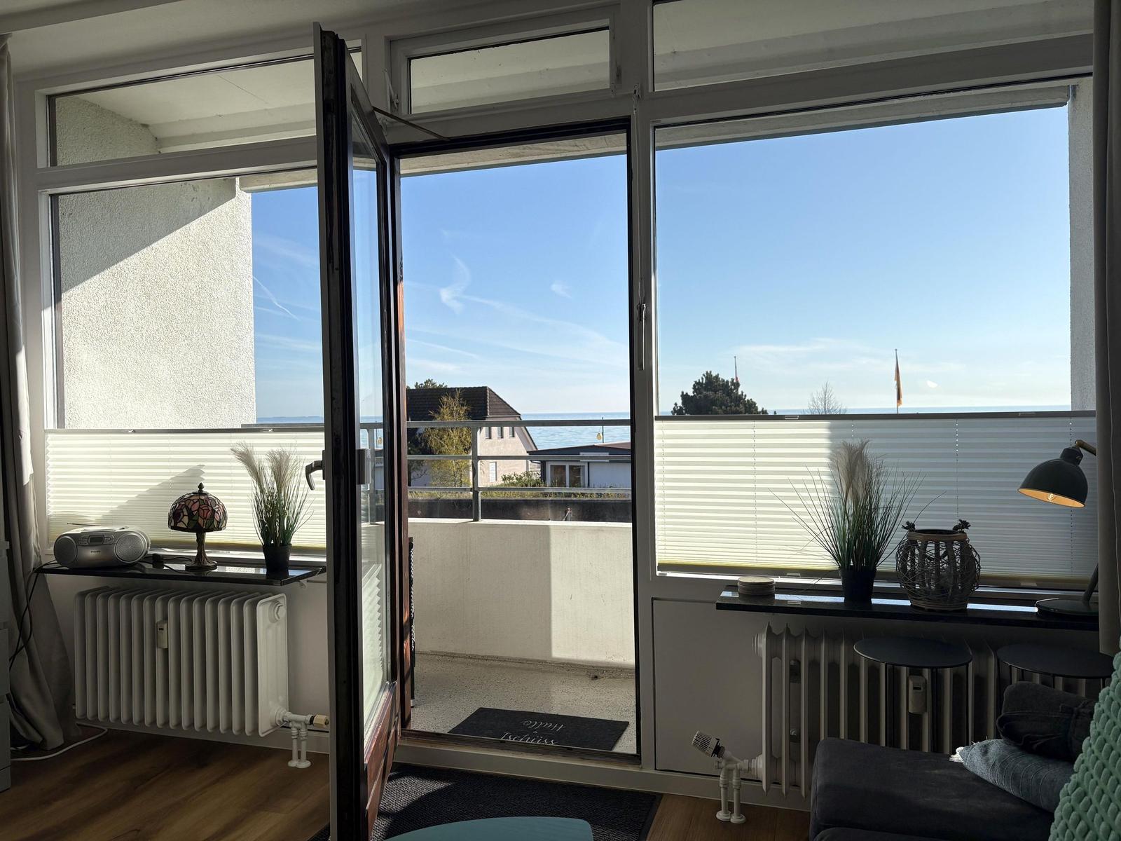 Blick auf Balkon mit Meerblick und Terrassentür