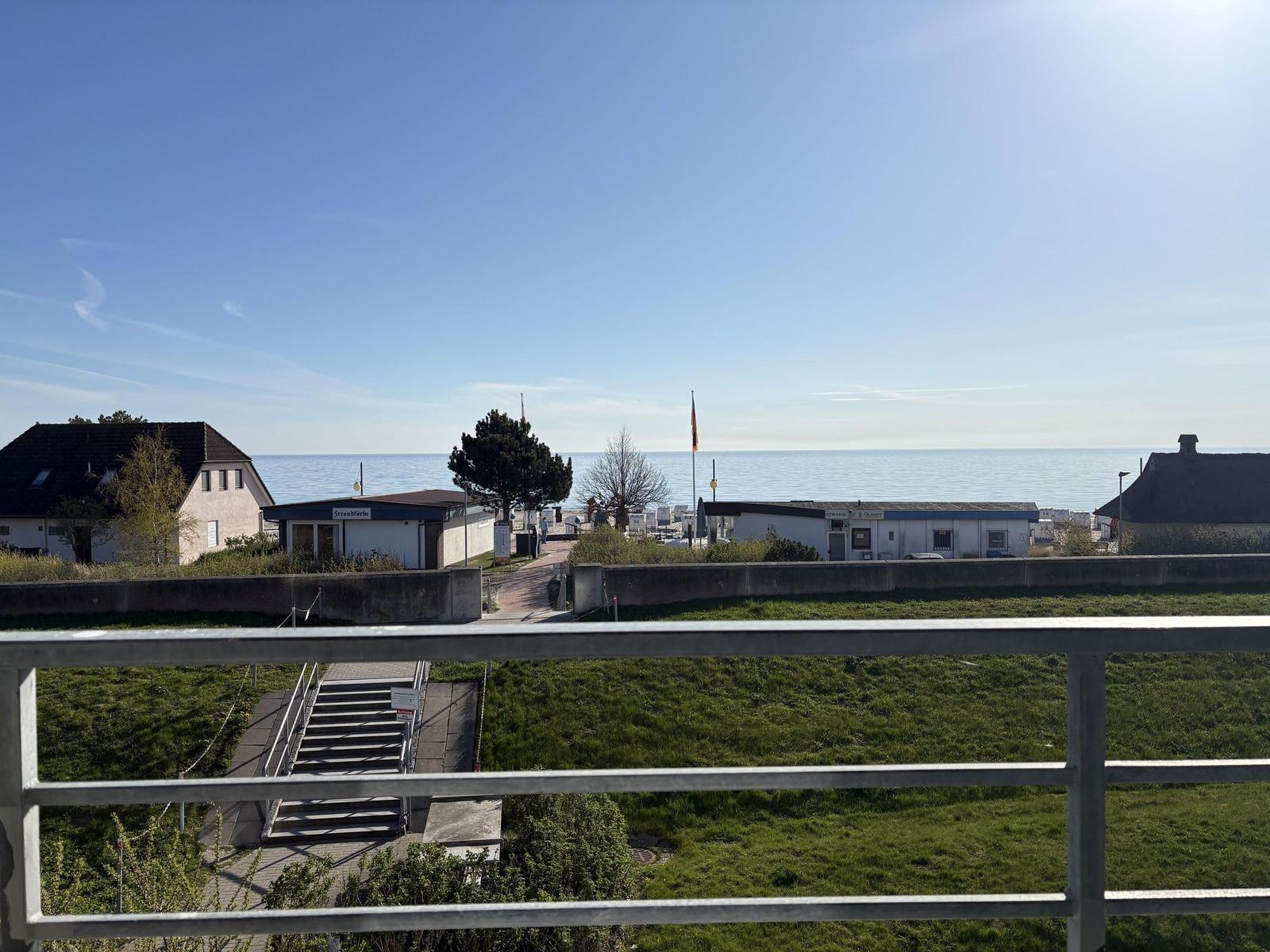Blick auf Strand mit Gebäuden und Meer unter blauem Himmel